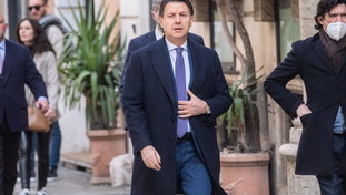 Il nodo russo e lo statuto sospeso: paralisi del M5S. Conte rinvia ancora il rilancio