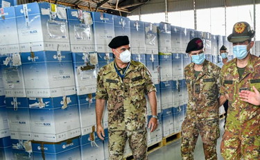 L'Italia ordina troppi vaccini, ora li regaliamo. L'ammissione di Figliuolo