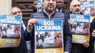 L'insulto del senatore di Forza Italia a Salvini: “Parla come fosse il cugino scemo di Papa Francesco”