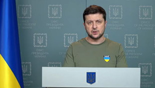 Avete le mani sporche di sangue ucraino. Zelensky disintegra la Nato: “Morti per colpa vostra”