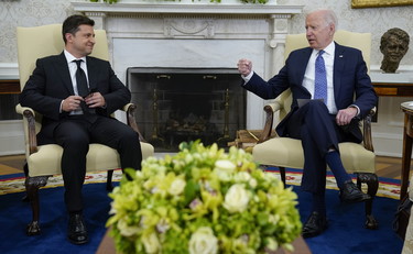 Biden pensa al dopo Zelensky, il retroscena fa tremare l'Ucraina