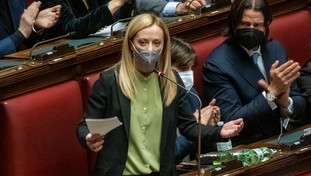 La Meloni disintegra Speranza: “Il green pass ha devastato l'economia. Abolitelo subito”