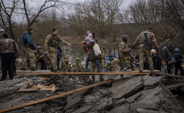 Corridoi umanitari verso la Russia, così Macron smentisce Putin