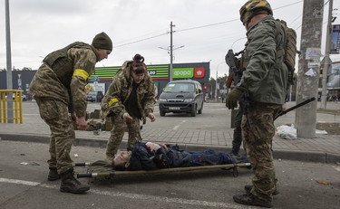 Distribuiva cibo e medicine ai civili, i russi sparano al sindaco di Gostomel