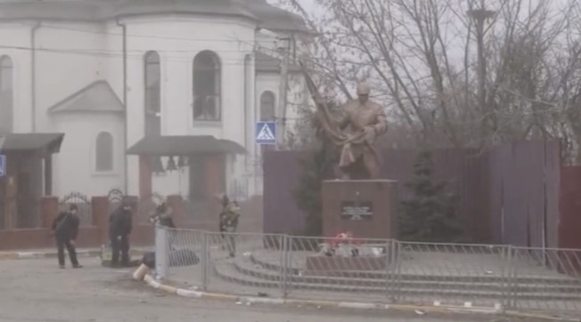 Sparano sul corridoio umanitario, il video choc dall'Ucraina