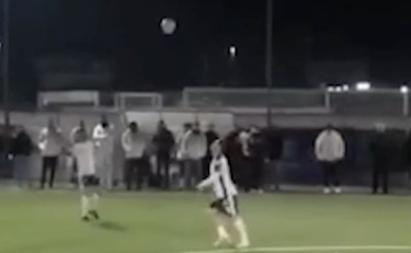 Totti è sempre Totti, gol pazzesco  sul campo di calcio a 8: pure il portiere applaude