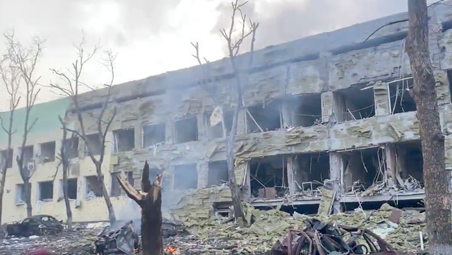 “Donne e bambini sotto le macerie”. Razzi sull'ospedale pediatrico: immagini drammatiche - GUARDA