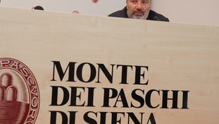 Caso David Rossi, nell'audizione dell'ex ad di Mps emergono contraddizioni inquietanti sullo scambio di mail