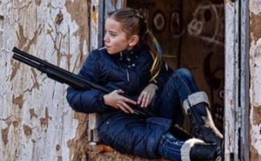 Lecca-lecca e fucile: la tragica foto della bambina soldato