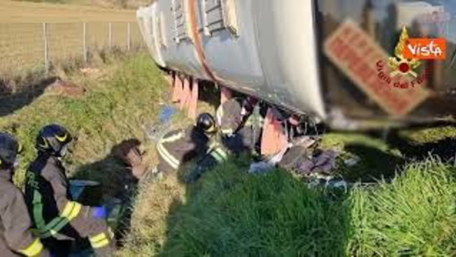 Bus con profughi ucraini si ribalta sulla A14, muore una donna a Cesena