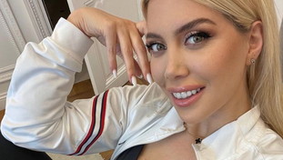 Wanda mozzafiato con la tuta del PSG: la scollatura è vertiginosa