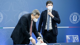 Ci hanno dato una finta libertà. Gli obblighi restano comunque. Paragone sbotta: la farsa di Draghi