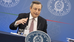 Tutti infuriati con Draghi. Le misure su bollette e benzina non convincono nessuno