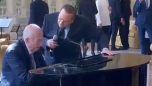 Il duetto Berlusconi-Confalonieri: microfono e pianoforte e via al concerto per la Fascina