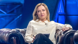 La Meloni annienta il governo sul caro benzina: “Misure irrisorie e inutili, fermate chi specula”