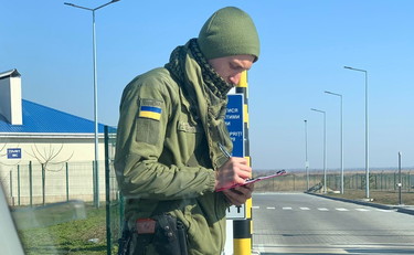 In fuga dall'Ucraina alla ricerca della libertà. L'odissea al confine per scappare dalla guerra