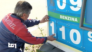 Benzina e diesel vanno finalmente giù: i nuovi prezzi con gli sconti. Ma c'è chi fa il furbo