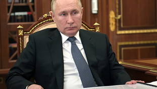 Il “padrino” di Putin lo tradisce: dimissioni e fuga contro la guerra. Fu lui ad introdurre il presidente in politica