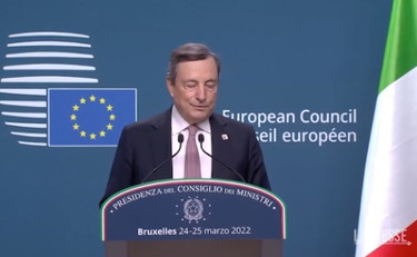 Draghi a Bruxelles annuncia che la bolletta del gas la pagheremo a Biden