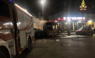 Non rispetta la precedenza, automobilista si schianta contro bus e muore