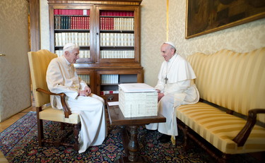 Bergoglio e Ratzinger, perché la profezia di Fatima sulla Russia è da brividi