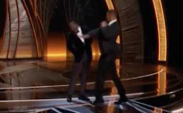 Will Smith e lo schiaffo a Chris Rock, tutto finto? Gli indizi nel video degli Oscar