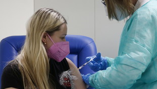 Omicidio e falso ideologico. Medico no-vax nei guai: vaccino finto e poi la morte per Covid