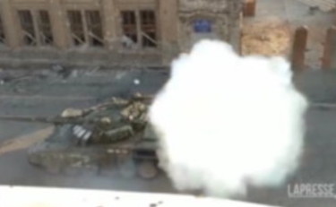 Furia ucraina a Mariupol sotto assedio: il tank russo centrato dal missile