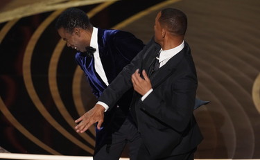 Bufera su Will Smith, cosa rischia dopo lo schiaffo a Chris Rock. La vendetta è tremenda