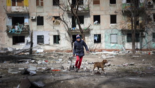 Finalmente il cessate il fuoco in Ucraina. Scatta la fuga dei civili dal disastro, ma tutti hanno paura