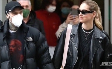 Fedez lascia l'ospedale e sale in macchina: la reazione pochi istanti dopo