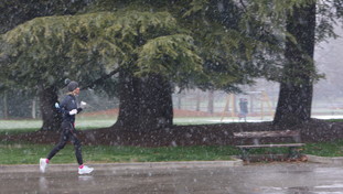 Ma quale estate, riecco la neve. Allerta arancione per il weekend: freddo intenso e nevicate