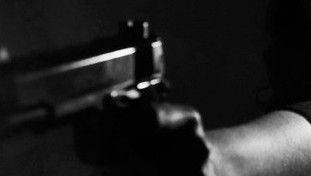 Troppe note. E lo studente punta la pistola contro il prof: attimi di terrore a scuola