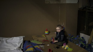 Bambini come scudi umani: l'atrocità della guerra e il triste bollettino dei morti