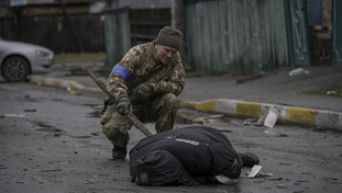 La strage dei civili a Bucha: la lunga fila di cadaveri legati e la straziante fossa comune