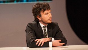 Fusaro a valanga su Zelensky: manda al massacro l'Ucraina, suddito della Nato e degli Usa