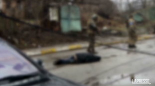 Cadaveri nelle strade e fosse comuni, il video choc dell'orrore a Bucha
