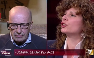 Sallusti spiana il pacifista Cremaschi e la gallina comunista D'Aliesio: caos Ucraina a Non è L'Arena: dite ca**ate