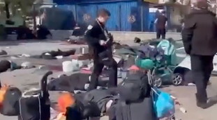 Missili russi sulla stazione piena di civili: Morti e feriti Le immagini in diretta da Kramatorsk, mattinata di tragedia