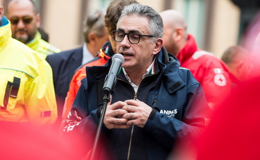 Attenti alla cravatta, l'anatema di Pregliasco sul Covid fa paura