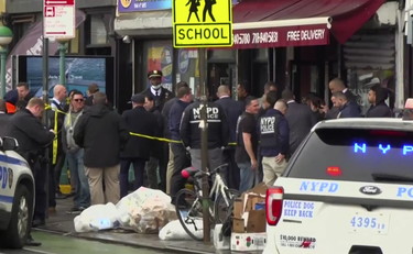 Aveva una maschera anti-gas, la polizia di New York fa partire la caccia all'uomo