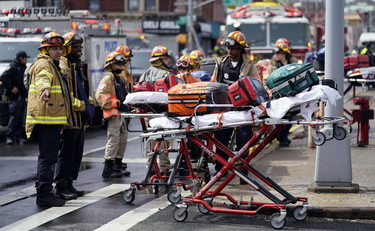 Spari in metropolitana e feriti, il video dell'attentato a New York