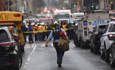 Trovata la pistola nella metro di New York, dopo la sparatoria prosegue la caccia all'uomo