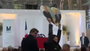 Le Pen, l'attivista con la foto di Putin trascinata via così: attimi di caos alla conferenza