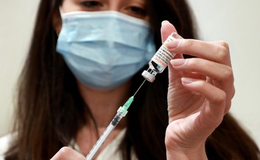 Chi farà la quarta dose di vaccino? Tecnici divisi sul siero a tutti