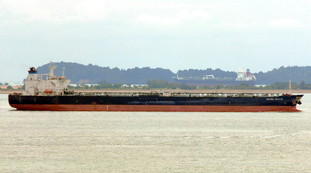 Petroliera affonda nel Mediterraneo, rischio catastrofe ambientale