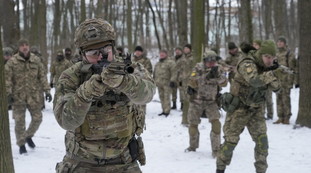 Soldati britannici a Kiev, il pretesto di Putin per la guerra totale