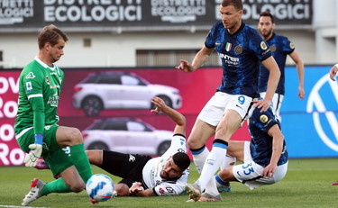 Lo scudetto diventa un infinito derby milanese. Il Napoli è ormai fuori