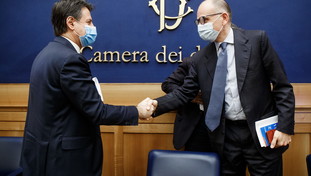 La gaffe tv di Conte sulla Le Pen spacca l'asse Pd-M5S: imbarazzante, tolleranza superata