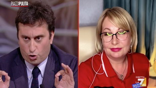 Parenzo deride la giornalista russa: “Mi mette il polonio nelle mutande?”. La provocazione dell'acqua